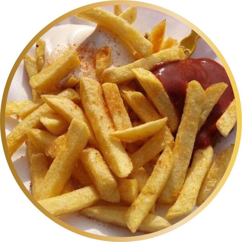 Portion de frites fraîches et croustillantes, servies avec du ketchup et de la mayonnaise.