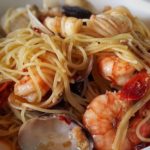 Un plat de spaghetti parsemé de crevettes, de moules et de calamars, le tout nappé d'une sauce crémeuse et relevée.